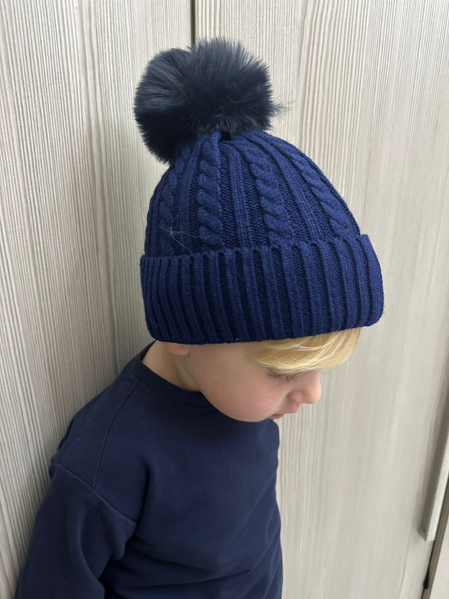 Cappello pon pon con trecce