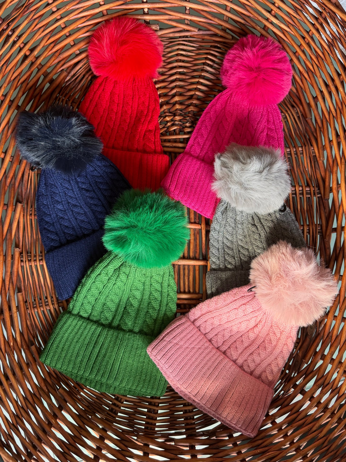 Cappello pon pon con trecce