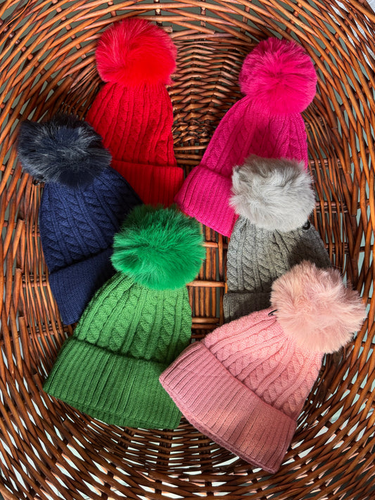 Cappello pon pon con trecce